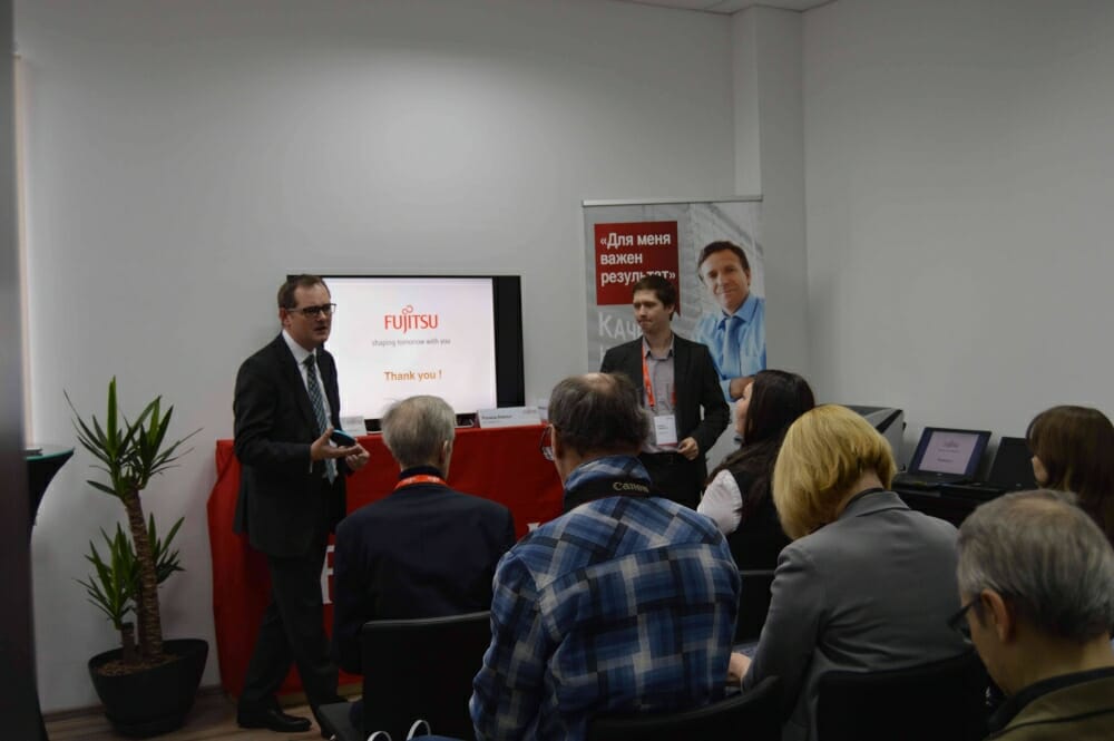 Менеджер по маркетингу PFU Клаус Шульц рассказал о ключевых особенностях устройств из новой линейки fi Series и продемонстрировал работу некоторых из них на стенде