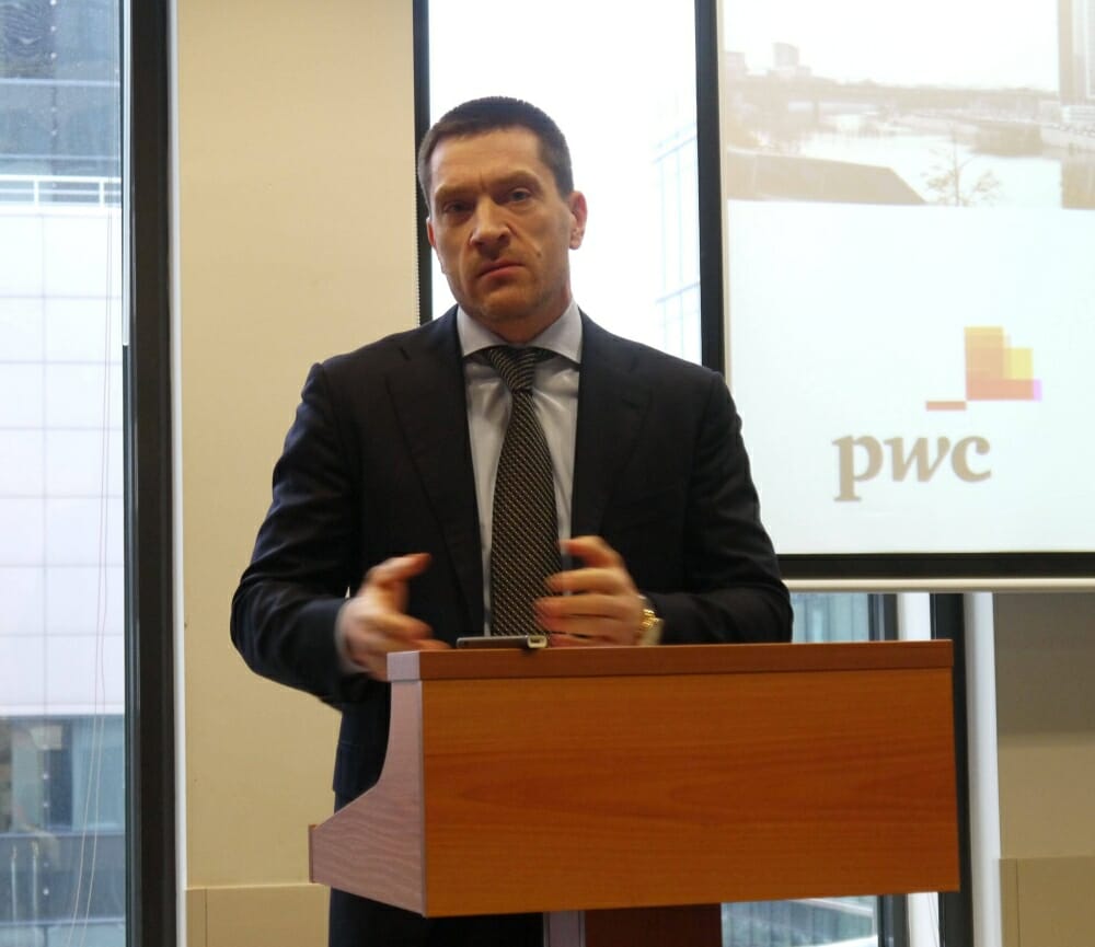 Игорь Лотаков представляет результаты опроса руководителей крупнейших компаний