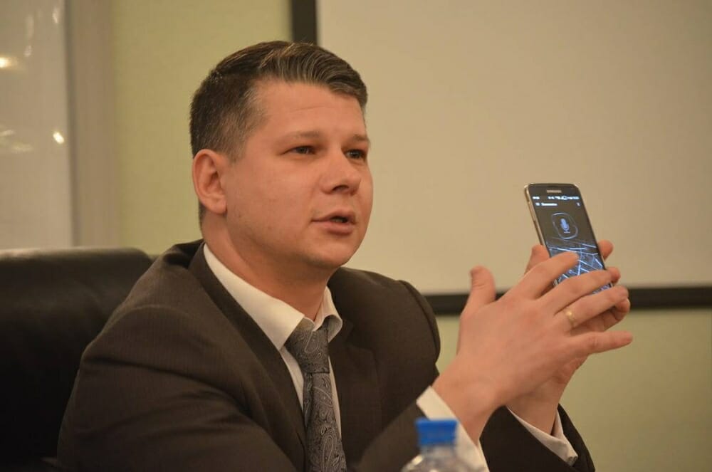 Виталий Патешман демонстрирует работу голосового мобильного банкинга