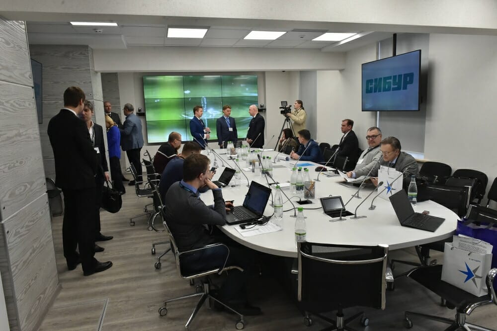 Перед началом пресс-конференции по случаю открытия нового переговорного пространства в офисе СИБУР