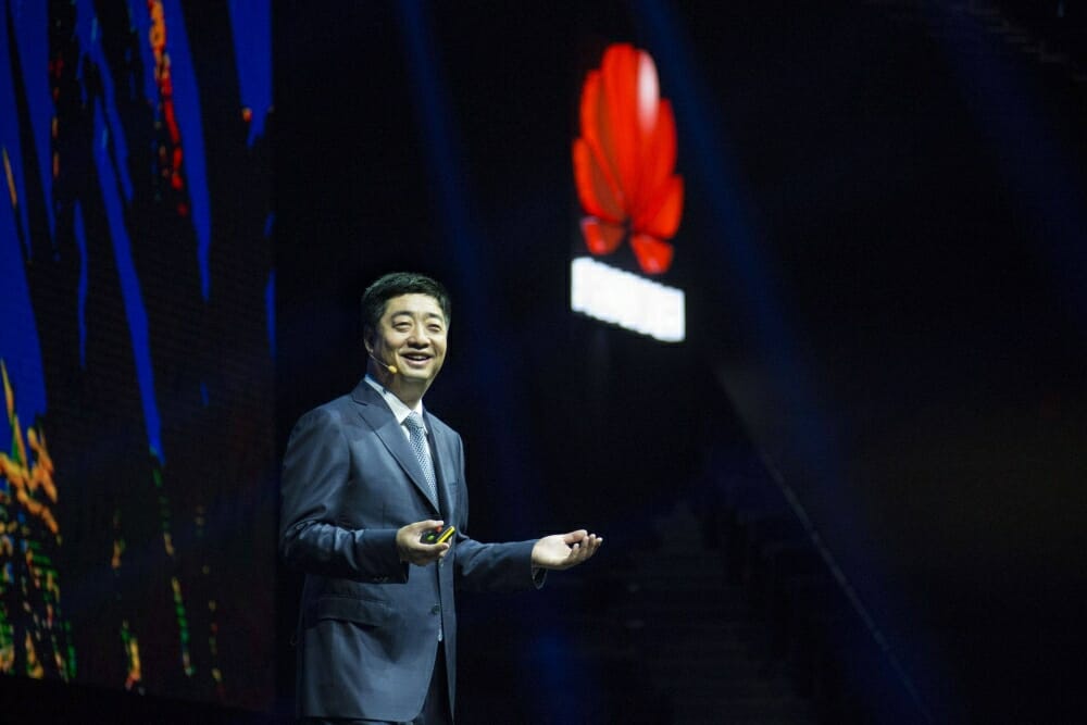 Кэнь Ху (Ken Hu), генеральный директор Huawei, рассказывает на конференции HUAWEI CONNECT 2016 о стратегии компании по созданию «умного мира» с помощью повсеместного распространения облачных технологий