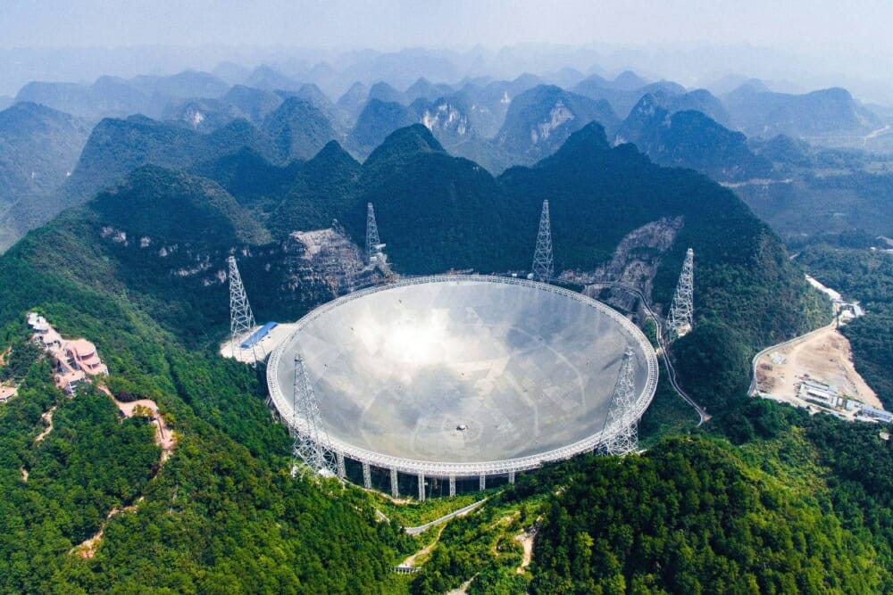 Так с высоты птичьего полета выглядит FAST – крупнейший в мире сферический радиотелескоп с 500-метровой апертурой