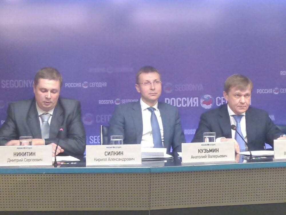 Кирилл Силкин, Анатолий Кузьмин и Валерий Одегов (слева направо) представляют продукт для построения АСУТП «Альфа платформа»