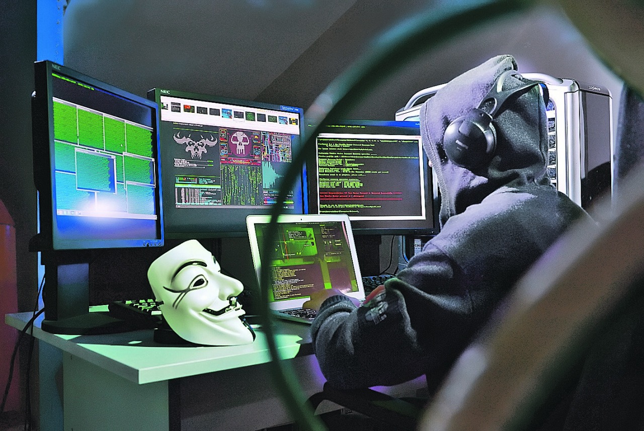 Хакеры взламывают игры. Компьютерный хакер. Компьютер хакера. Хакер картинки. Хакер взломщик.